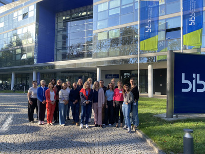 Personengruppe vor dem Bundesinstitut für Berufsbildung